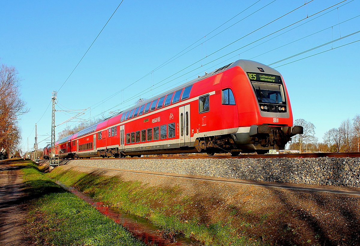 Der RE 4356 von Rostock Hbf nach Lutherstadt Wittenberg am 25.11.2013 in Nassenheide.
Schublok ist die 112 119.