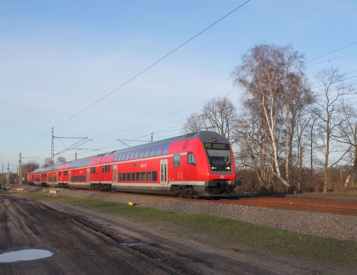 Der RE 4361 von Rostock Hbf nach Lutherstadt Wittenberg fährt durch Nassenheide.
Schublok war am 07.01.2014 die 114 026-8.