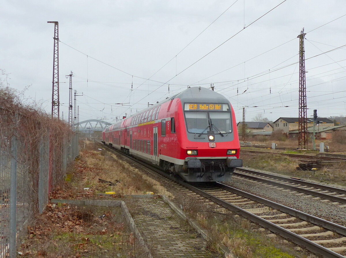 Der RE 4880  Saale-Express  von Jena-Göschwitz nach Großkorbetha (endete dort baustellenbedingt), am 18.02.2022 in Naumburg (S) Hbf.