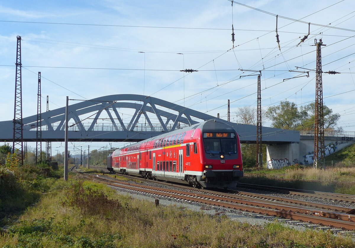 Der RE 4882 von Jena-Gschwitz nach Halle (S) Hbf, am 25.10.2021 in Naumburg (S) Hbf. 