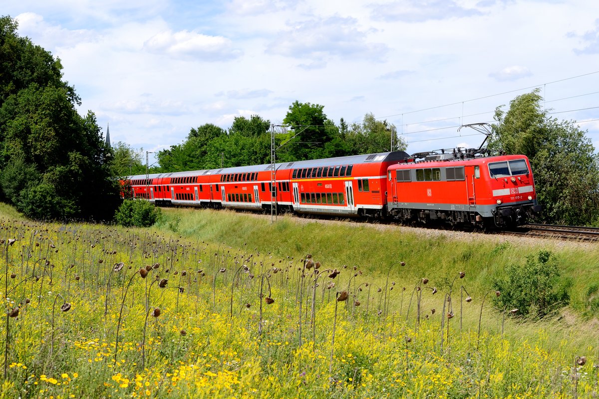 Der RE 4895 von Ingolstadt HBF nach München HBF fuhr am 16. Juni 2017 mit je einer Lok der Baureihe 111 an Spitze und Zugschluss. Hier hat 111 177 schon ihre Geschwindigkeit verlangsamt und wird in wenigen Augenblicken ihren ersten Halt in Rohrbach einlegen. Lokbespannte Züge im Regionalverkehr wird es in der Hallertau bald nicht mehr zu sehen geben, wenn die neuen Twindexx-Triebzüge in Betrieb gehen.
