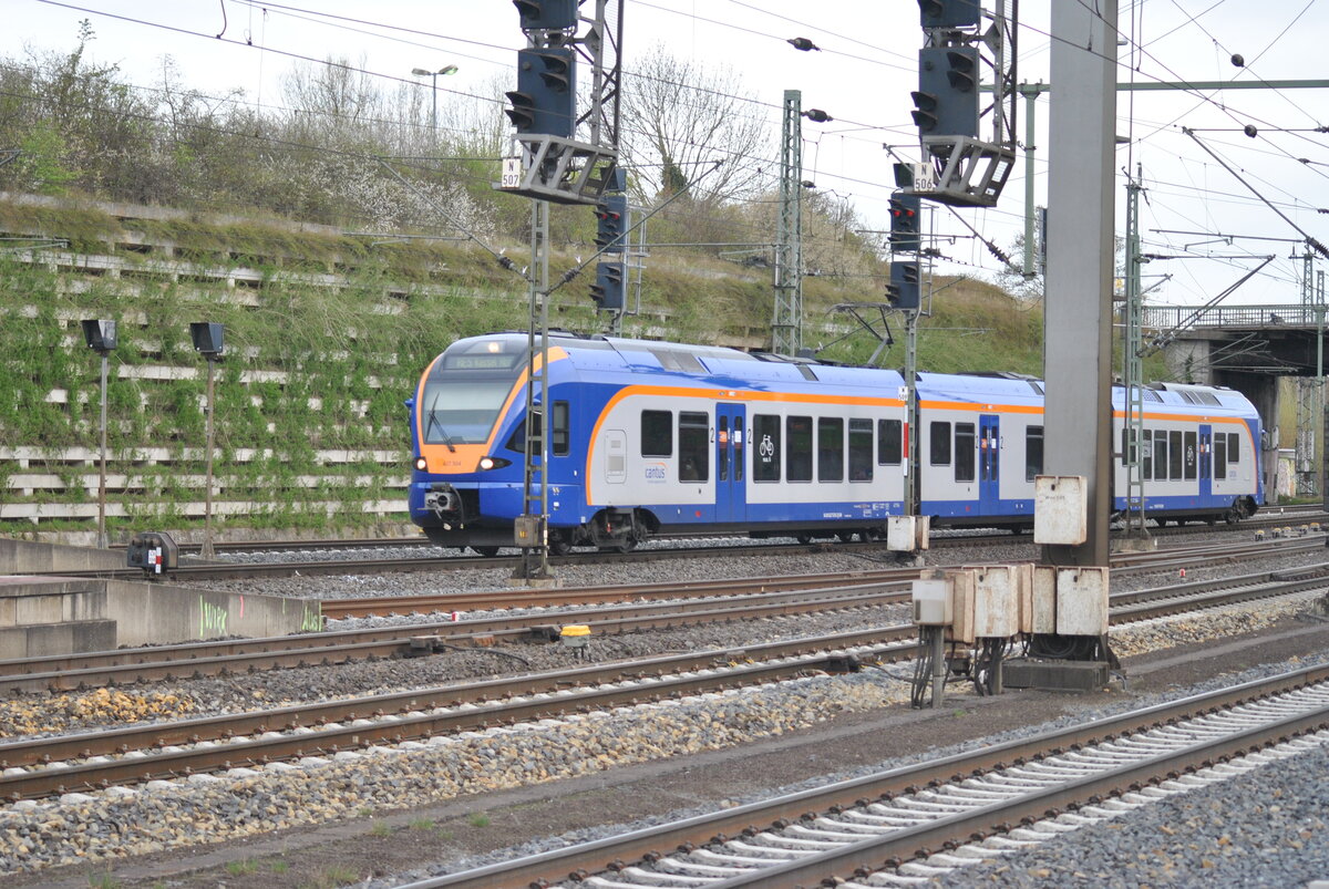 Der RE 5 nach Kassel Hbf hält auf Gleis 9 des Kassel-Wilhemshöher Bahnhofes. 427 504  12.04.2022