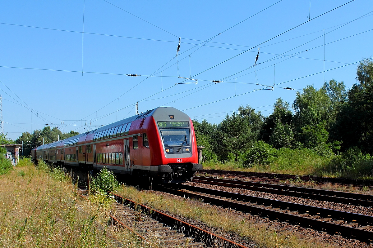 Der RE 5 von Stralsund Hbf nach Falkenberg (Elster) fährt am 23.07.2014 durch den ehemaligen Bahnhof Fichtengrund.
Der Bahnhof wurde 1964 in Betrieb genommen und 1994 bereits wieder geschlossen.