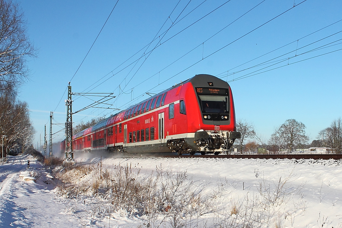 Der RE 5 von Stralsund nach Falkenberg (Elster) am 29.12.2014 in Nassenheide, geschoben von der 112 122.