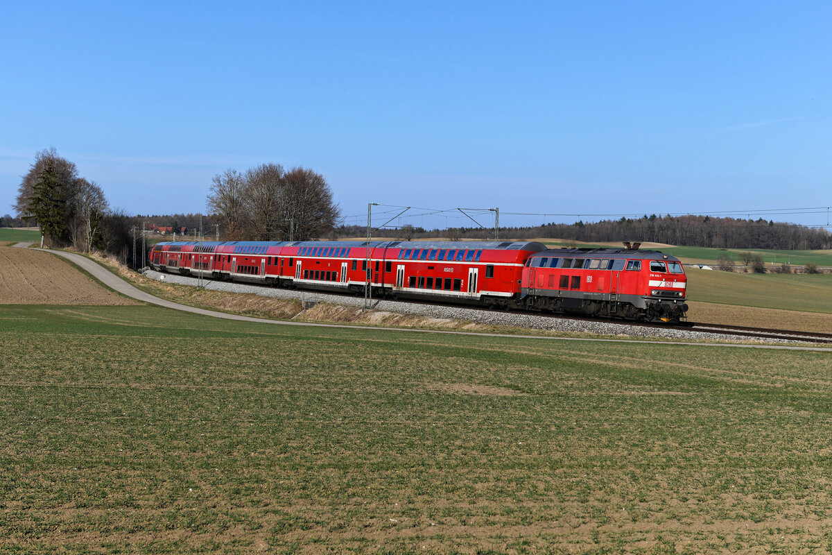 Der RE 57592 von München HBF nach Kempten verkehrt von Montag bis Donnerstag mit Doppelstockwagen und 218er  Sandwich -Bespannung. Am 30. März 2021 begegnete mir die 218 414 mit dieser Leistung bei Kottgeisering, am Zugschluss unterstützte die 218 415. 