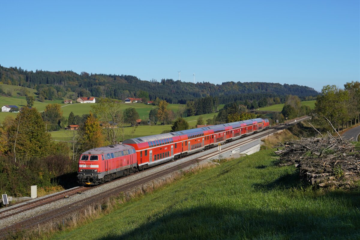 Der RE 74 (57582) von München Hbf nach Kempten Gezogen von 218 415 und geschoben von 218 414  bei Ellenberg. Aufgenommen am 18.10.2021 um 10:14 Uhr.