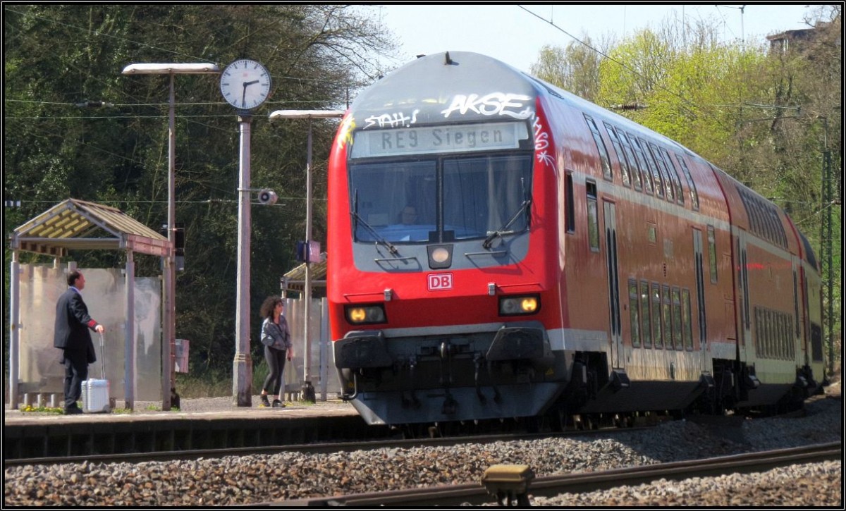 Der RE 9 fährt gerade am Bahnsteig in Eschweiler ein.Szenario bildlich festgehalten am 18.April 2015.