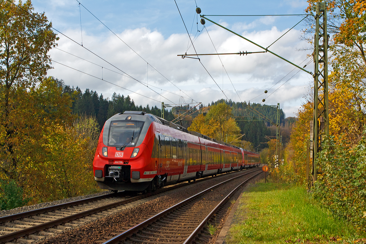 
Der RE 9 - Rhein Sieg Express (RSX) Aachen - Köln - Siegen, bestehend aus zwei gekuppelten vierteiligen Bombardier Talent 2 - 442 755 / 255 und 442 758 / 258, fährt am  26.10.2014 durch Freusburg-Struth in Richtung Siegen.