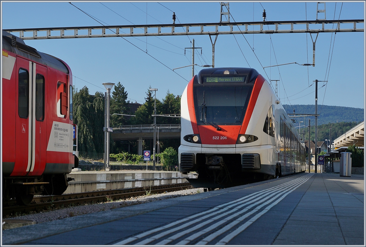 Der RE nach Meroux trifft ein. Der SBB RABe 522 206 erreicht als RE 18166 Porrentruy.

23. Juli 2019