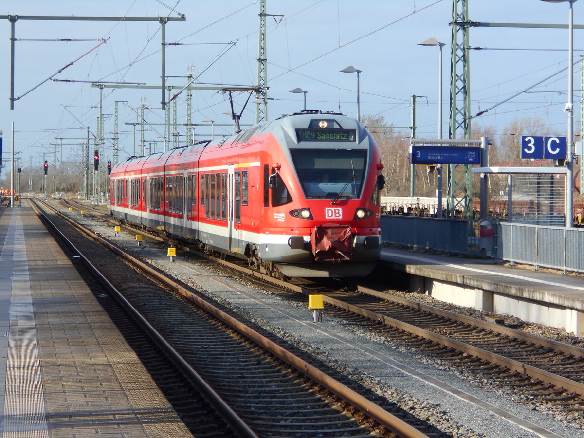 Der RE nach Sassnitz,gefahren vom 429 026,auf Grund von Bauarbeiten,mußte statt auf dem linken Gleis 2 auf Gleis 3,am 13.März 2019,in Bergen/Rügen einfahren.