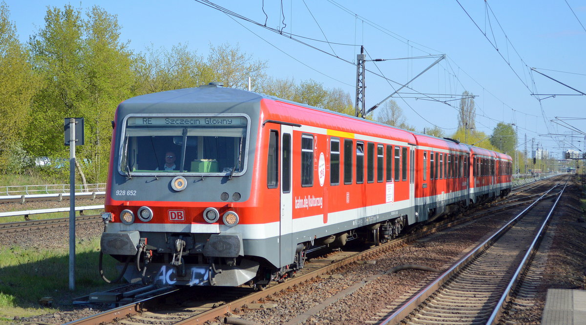 Der RE nach Szczecin Główny in Polen fährt mit 928 652 + 928 656 fährt zur Bereitstellung Bf. Berlin Gesundbrunnen durch den Bf. Berlin Hohenschönhausen, 17.04.19