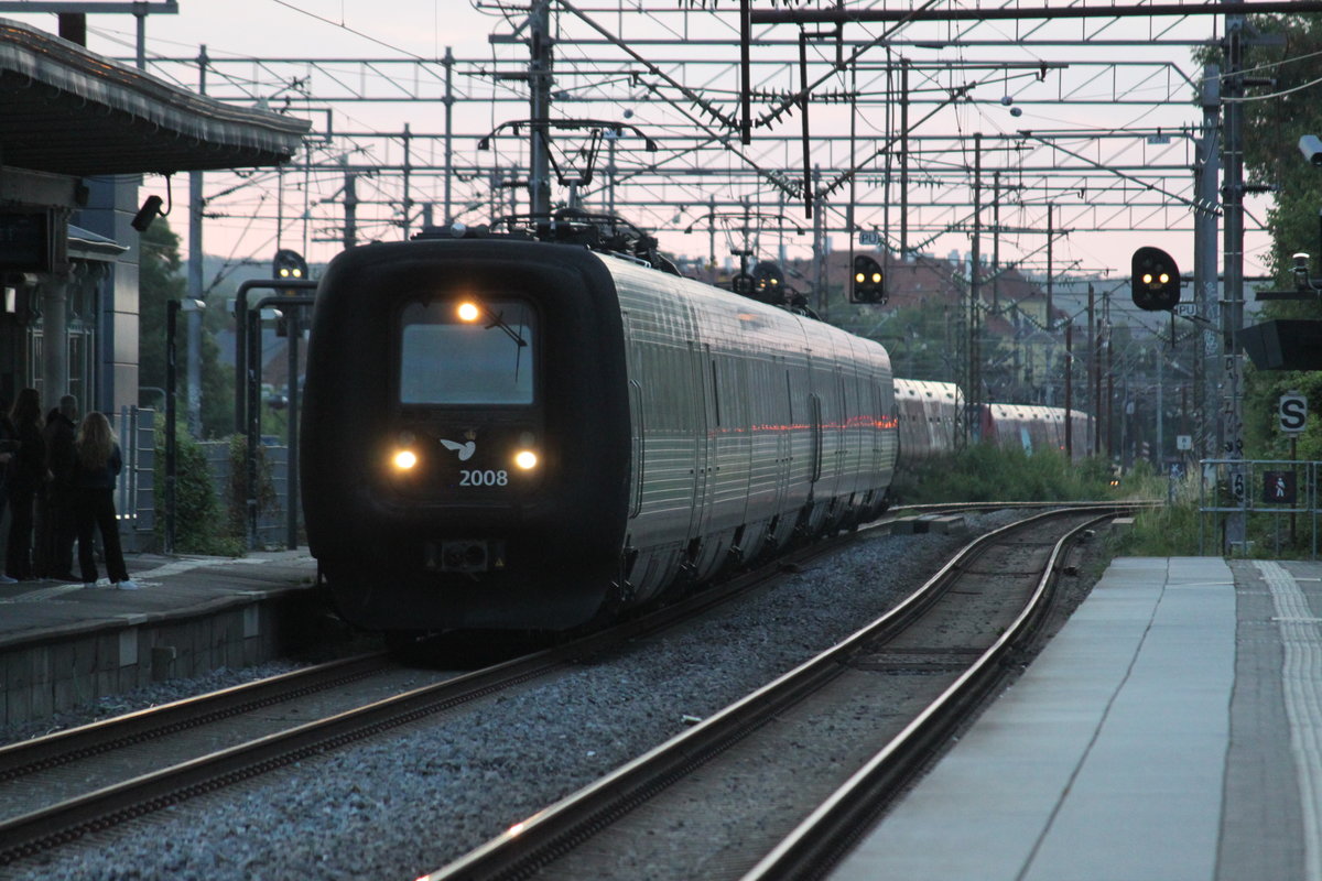 Der RE Nivaa - Kopenhagen-Flughafen wird neben Zügen des Öresundverkehrs auch mit vereinzelten IR4-Garnituren bedient. Am Abend des 08.07.2017 ist eine Doppeltraktion IR4 auf dem Weg zum Flughafen. Hier in Hellerup.