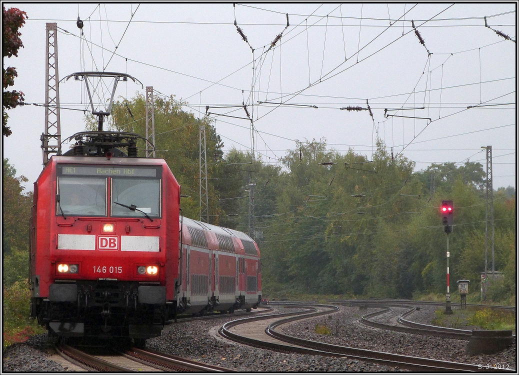 Der RE1 bei der Einfahrt am Bahnhof Eschweiler.Als Zugpferd die 146 015. Bildlich 
festgehalten im Frühjahr 2012.