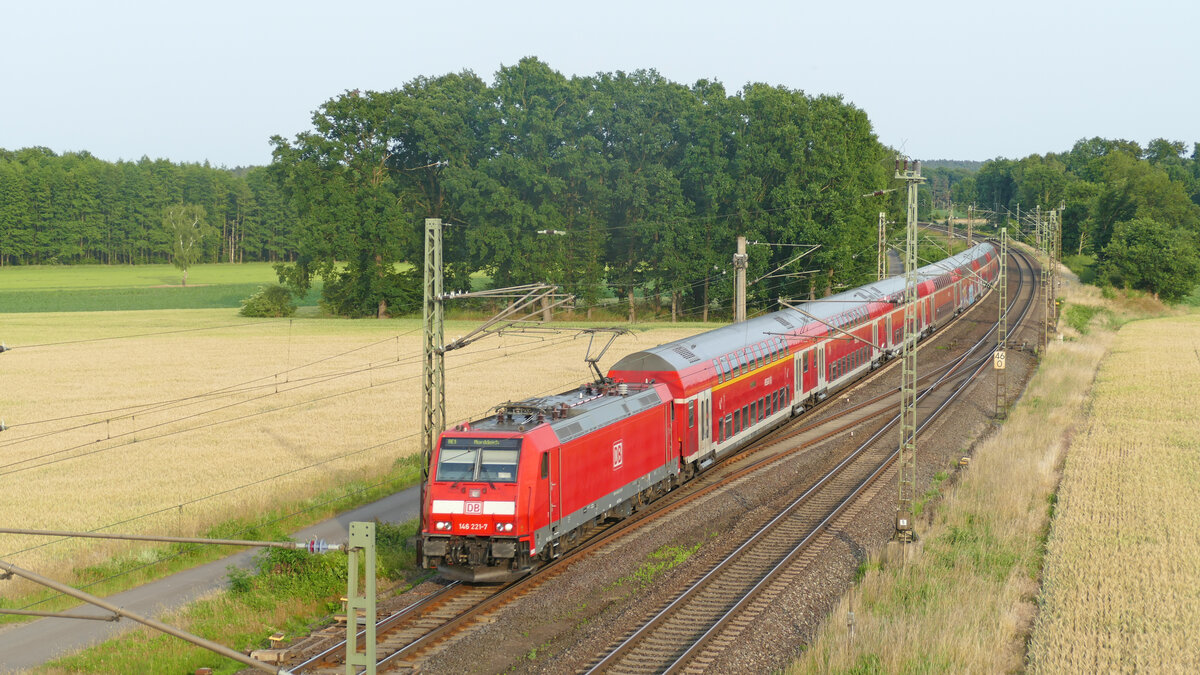Der RE1 Hannover Hbf - Bremen Hbf - Norddeich der DB Regio Niedersachsen/Bremen kurz vor der Durchfahrt durch den Bahnhof Linsburg (Bahnstrecke Wunstorf b. Hannover - Bremen). Vorbespannt war vor dieser Garnitur eine aus Baden-Württemberg umbeheimatete 146.2.
Aufgenommen im Juni 2022.