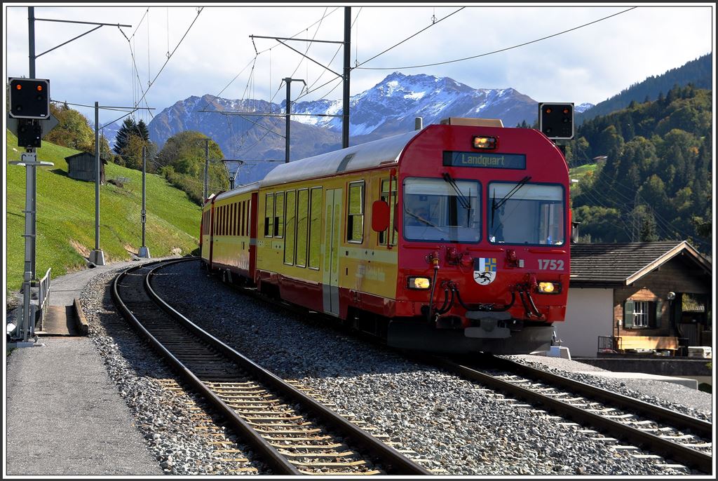 Der RE1040 aus Davos-Platz mit Steuerwagen 1752 an der Spitze hält nicht in Saas. (02.10.2015)