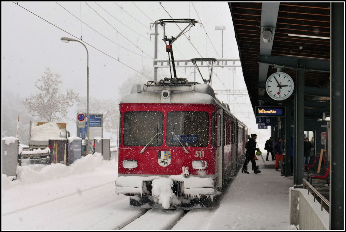 Der RE1046 aus Davos mit Vorortpendel Be 4/4 511  ist in Klosters-Platz eingetroffen. (08.01.2019)