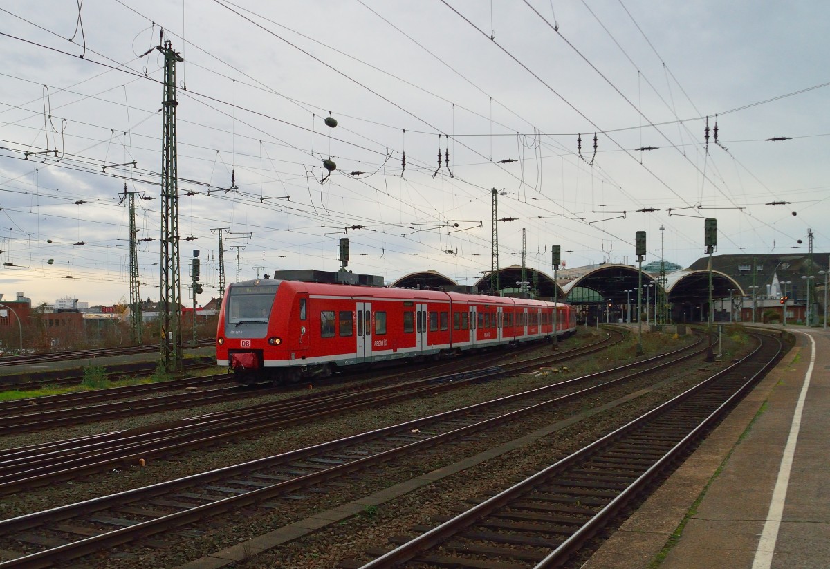 Der RE11 der hier Mönchengladbach Hbf verlässt ist nach Hamm unterwegs, Führungsfahrzeug ist der 425 067-6.
21.12.2013