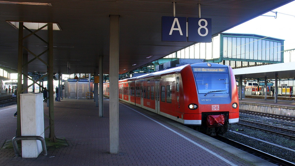 Der RE11 von Mönchengladbach-Hbf nach Dortmund-Hbf fährt weiter in Richtung Mülheim(Ruhr)Hbf.
Aufgenommen vom Bahnsteig 8 in Duisburg-Hbf.
Bei Sonnenschein am Vormittag vom 10.1.2016.