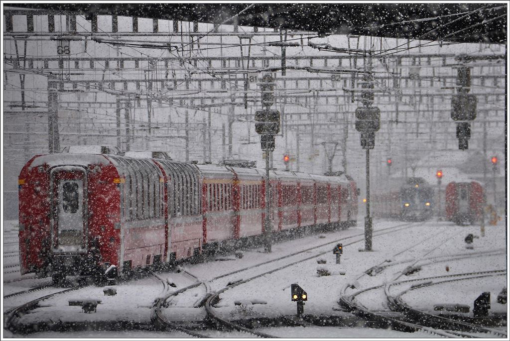 Der RE1153 verlässt den Bahnhof Chur Richtung St.Moritz und der RE1748 mit der Ge 4/4 II 619  Samedan  erreicht Chur. (05.03.2016)