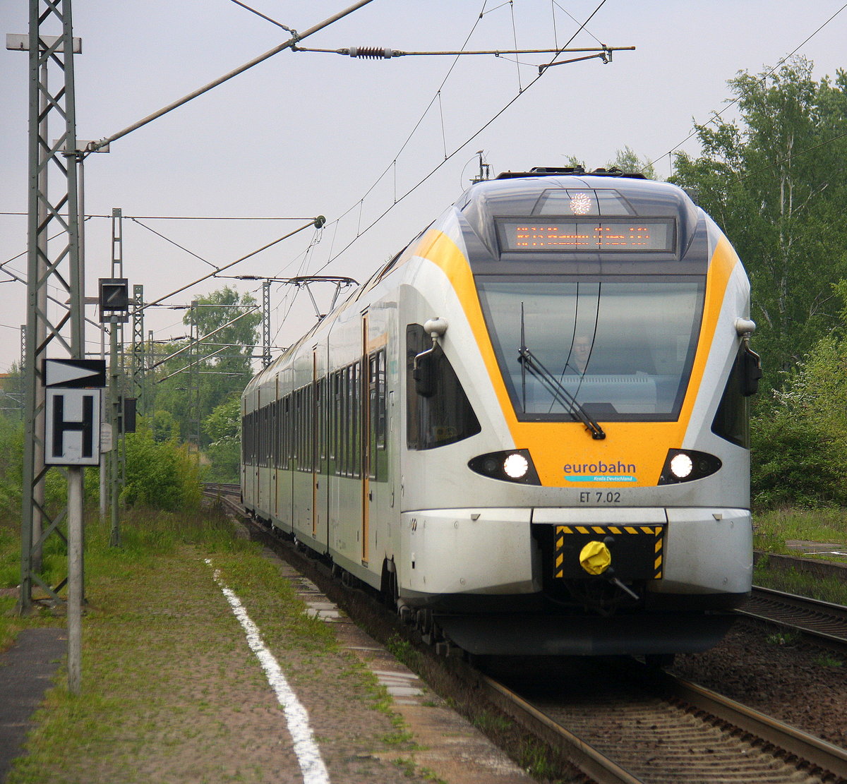 Der RE13 von Venlo(NL) nach Hamm-Westfalen(D) und kommt aus Richtung Venlo(NL) und fährt in Kaldenkirchen ein und hält in Kaldenkirchen und fährt dann weiter in Richtung Viersen.
Aufgenommen vom Bahnsteig 1 von Kaldenkirchen. 
Bei Wolken am Abend vom 5.5.2017.