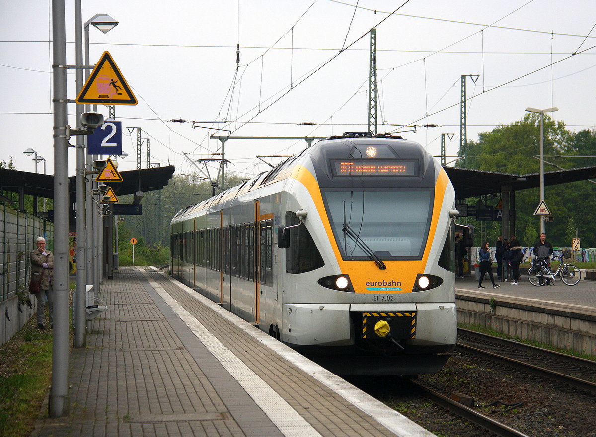 Der RE13 von Venlo(NL) nach Hamm-Westfalen(D) und kommt aus Richtung Venlo(NL) und hält in Viersen und fährt dan Weiter in Richtung Mönchengladbach.
Aufgenommen vom Bahnsteig 2 von Viersen. 
Bei Wolken am Abend vom 5.5.2017.