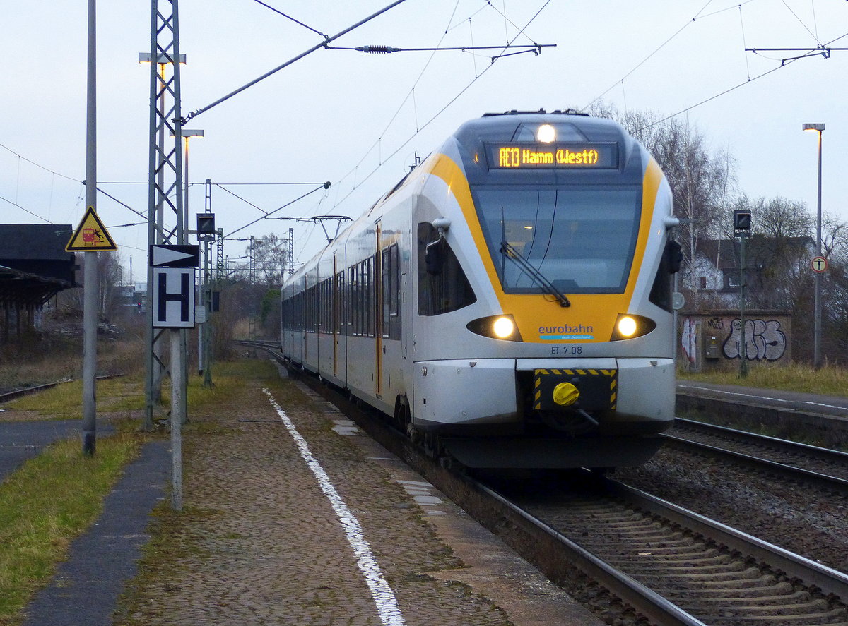 Der RE13 von Venlo(NL) nach Hamm-Westfalen(D) und kommt aus Richtung Venlo(NL) und fährt in Kaldenkirchen ein und hält in Kaldenkirchen und fährt dann weiter in Richtung Viersen. Aufgenommen vom Bahnsteig 1 von Kaldenkirchen. 
Bei Regenwolken am Abend vom 15.3.2018.