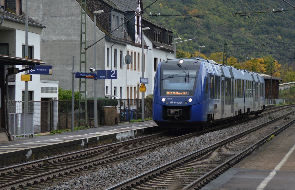 Der RE17 (Vlexx 622 918) ist am 16.10.2019 in Boppard-Bad Salzig auf dem Weg nach Koblenz Hbf. 