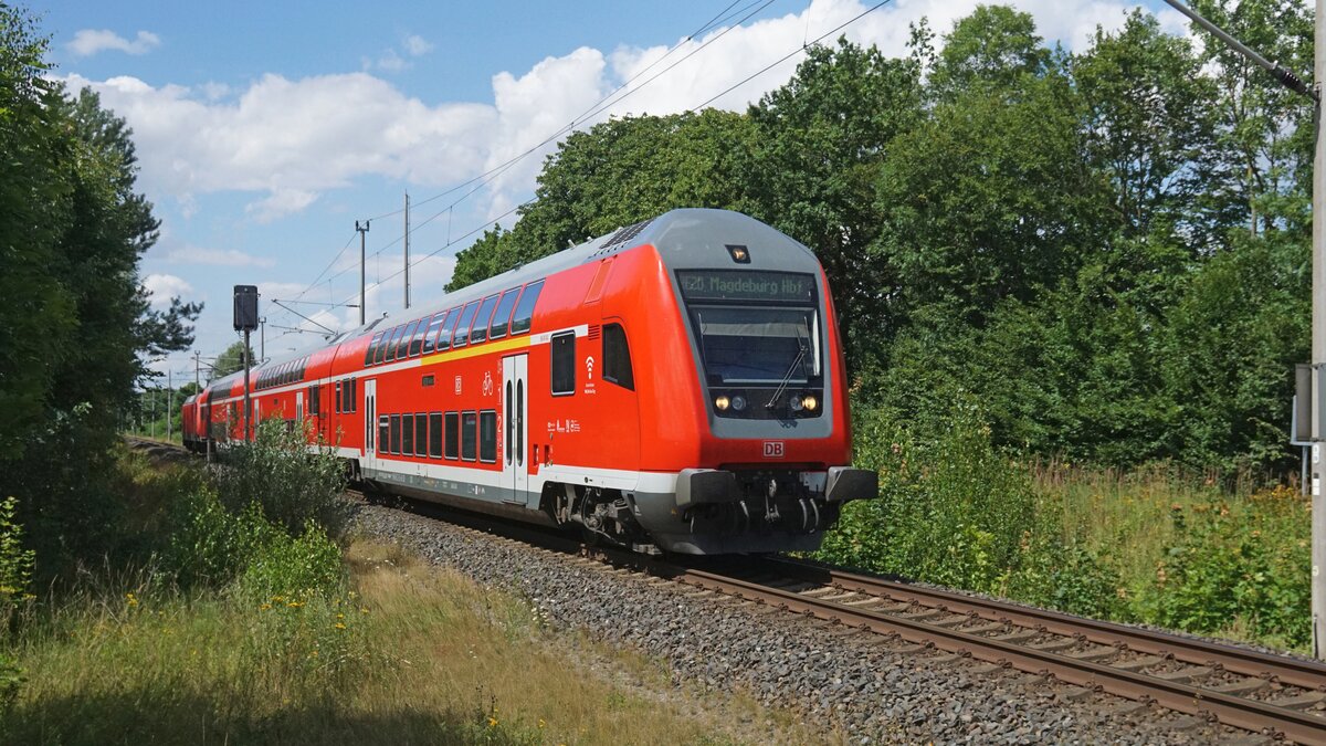 Der RE20 nach Magdeburg Hbf kurz hinter der Durchfahrt durch den Bahnhof Steinfeld.
Aufgenommen im Juli 2021.