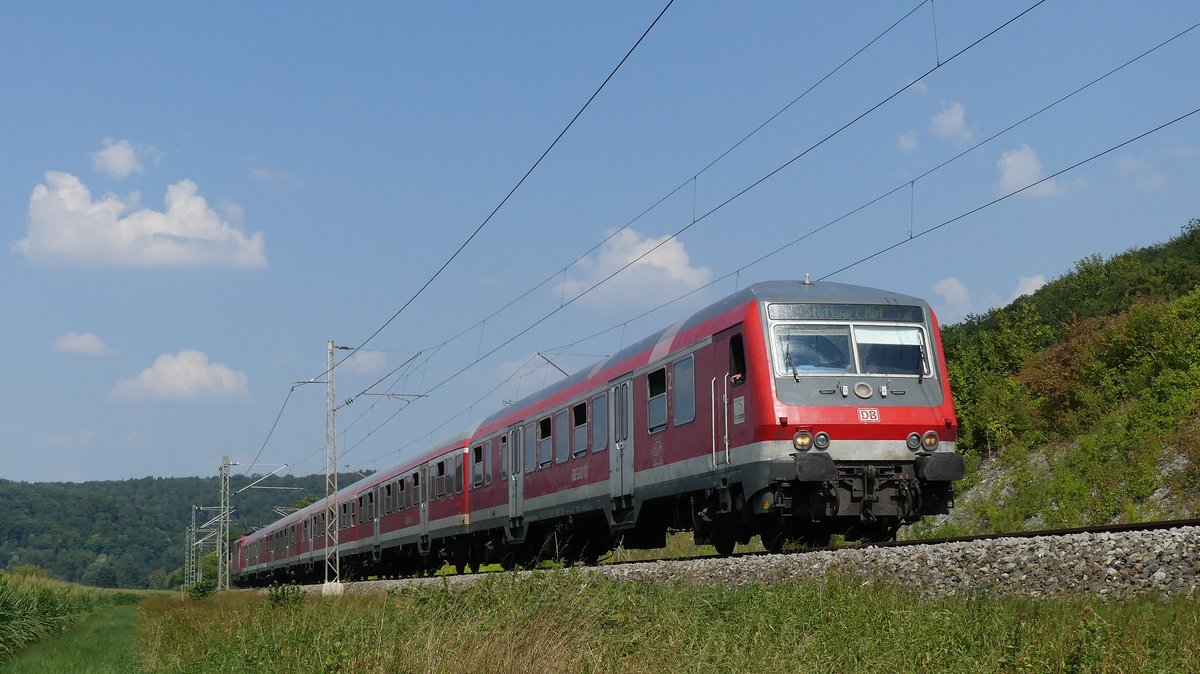 Der RE22035 (Stuttgart - Tübingen) verkehrt auch im Jahr 2018 noch von Montag-Freitag mit n-Wagen  und E-Loks der Baureihe 111. Hier konnte jene Garnitur kurz vor Tübingen-Lustnau fotografiert werden. Aufgenommen am 3.8.2018 16:20