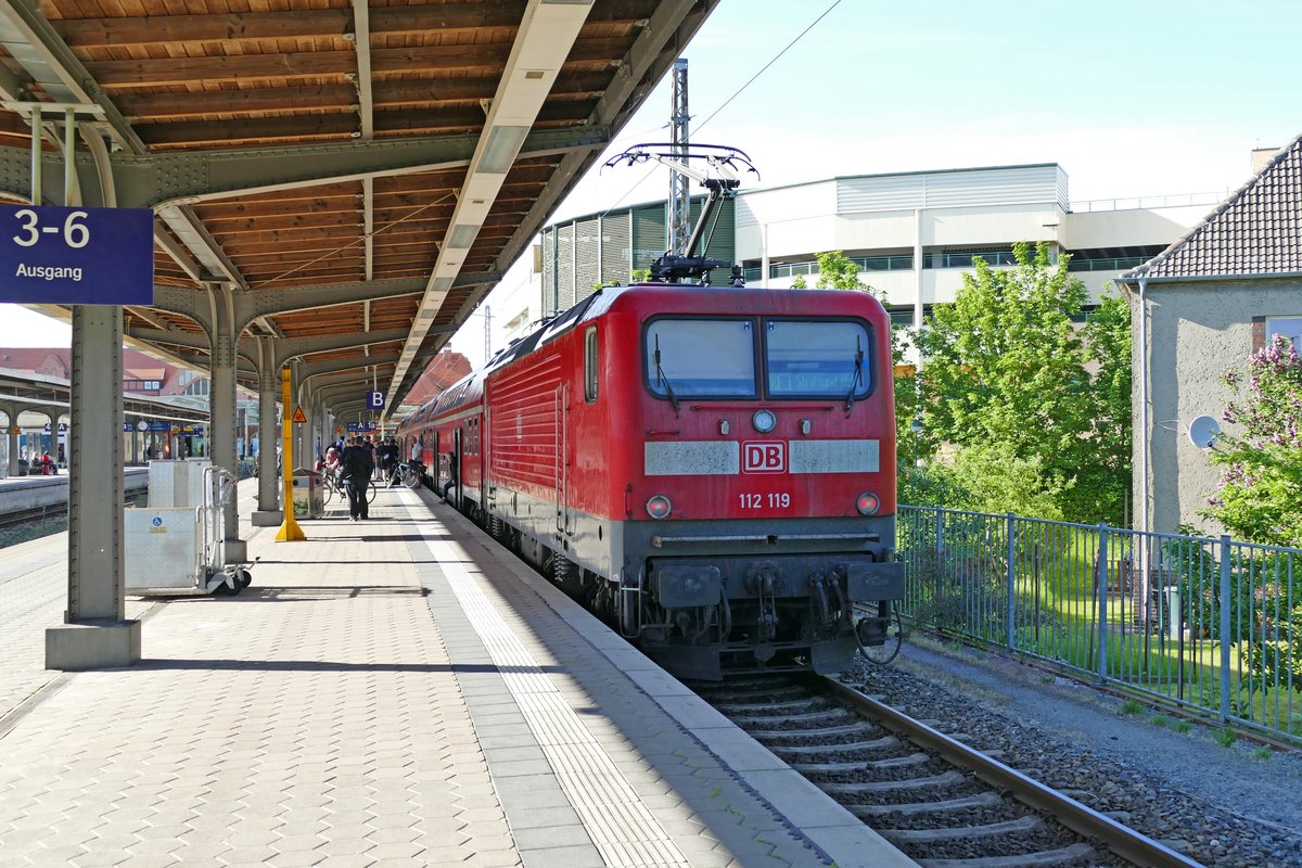 Der RE3 aus Berlin Hbf nach seiner Ankunft im Endbahnhof Stralsund Hbf.
Aufgenommen im Mai 2018.