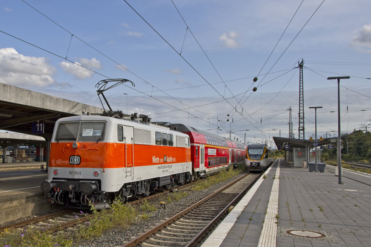 Der RE3-Ersatzzug der Centralbahn wird diese Woche von 111 111-1 übernommen. Hier steht die gemietete DB-Gebrauchtzug-Garnitur abfahrbereit in Hamm (09.08.2021).