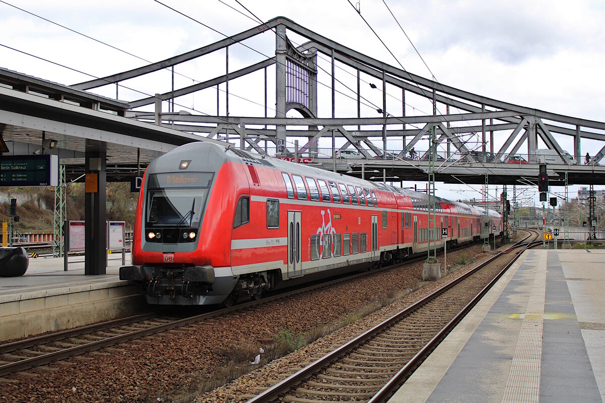 Der RE3 nach Berlin Südkreuz erreicht Berlin Gesundbrunnen. Am Schluss des Zuges schiebt 143 267. (03.04.2023)