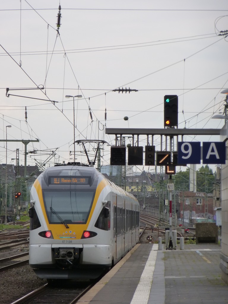 Der RE3 nach Hamm(Wesfalen) verlsst hier gerade den Dsseldorfer Hbf am 20.08.2013.

