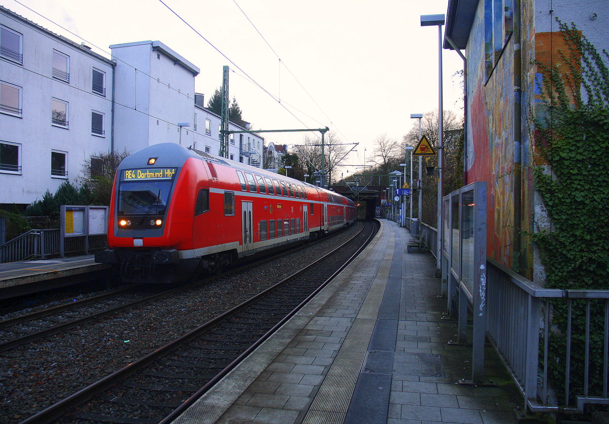 Der RE4 von Aachen-Hbf nach Dortmund-Hbf und fährt in Aachen-Schanz ein.
Aufgenommen vom Bahnsteig von Aachen-Schanz.
In der Abendtimmung am Abend vom 27.12.2017.
