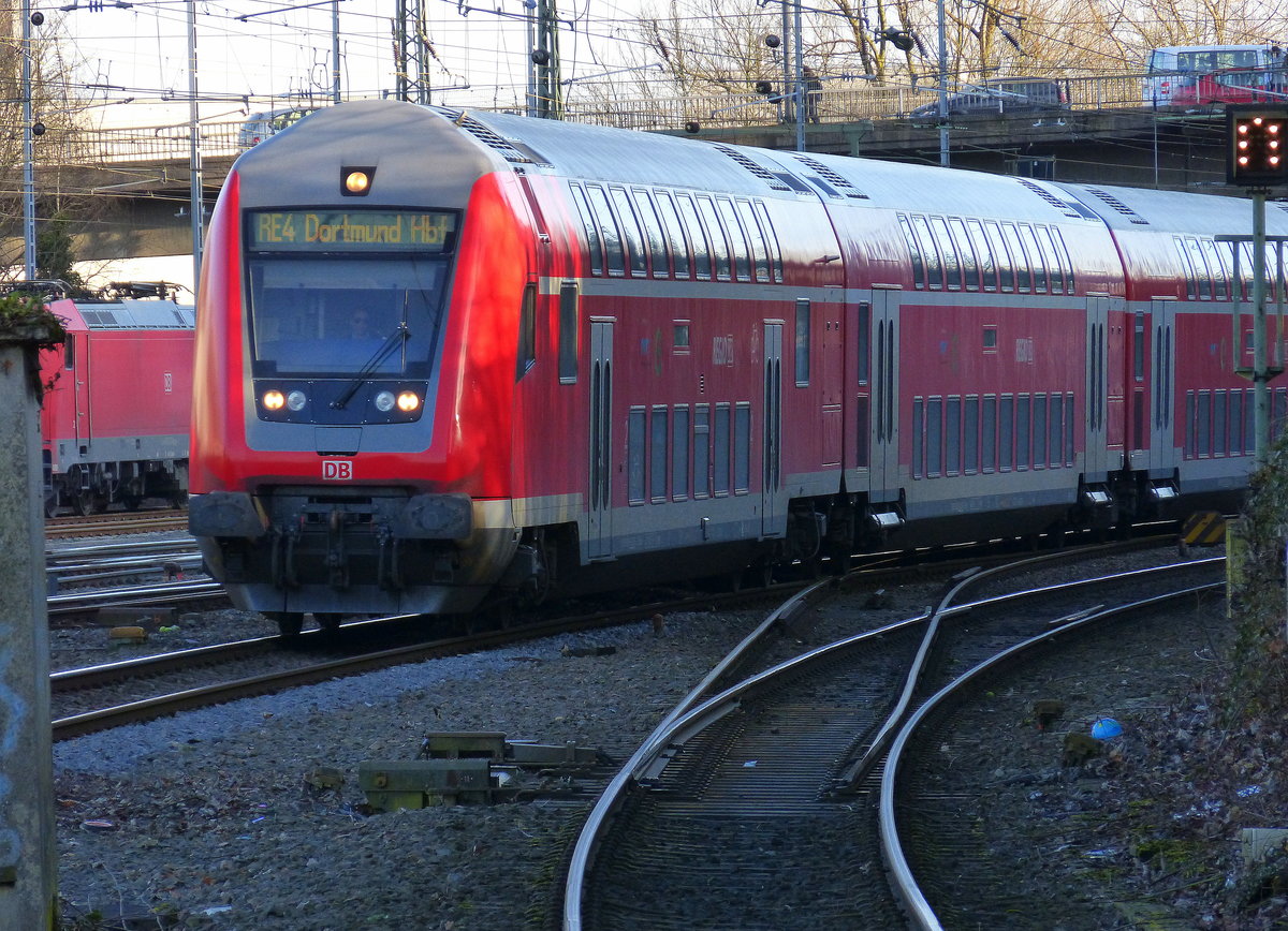 Der RE4 von Aachen-Hbf nach Dortmund-Hbf und fährt in Aachen-West ein.
Aufgenommen vom Bahnsteig in Aachen-West. 
Bei Sonnenschein am Kalten Nachmittag vom 16.2.2018.