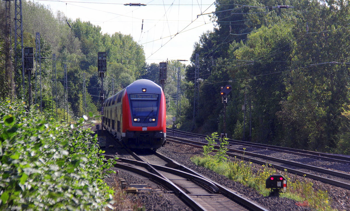 Der RE4 von Aachen-Hbf nach Dortmund-Hbf und fährt durch Kohlscheid in Richtung Herzogenrath,Mönchengladbach.
Aufgenommen vom nagelneunen Bahnsteig 1 in Kohlscheid. 
Bei Sonne und Wolken am Nachmittag vom 7.9.2018.