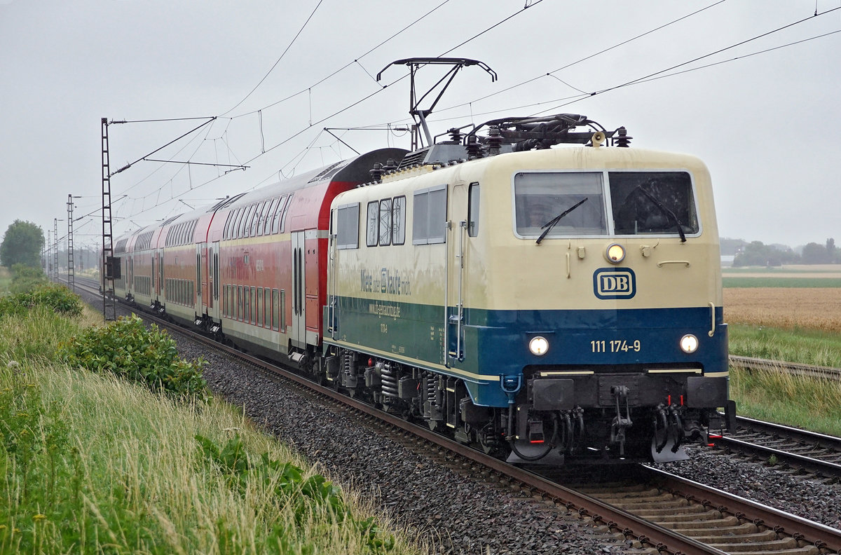 Der RE4 Dortmund-Aachen mit Lokomotive 111 174-9 am 08.07.2020 in Mönchengladbach.