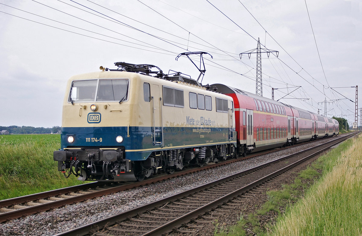 Der RE4 Dortmund-Aachen mit Lokomotive 111 174-9 am 17.07.2020 in Mönchengladbach.