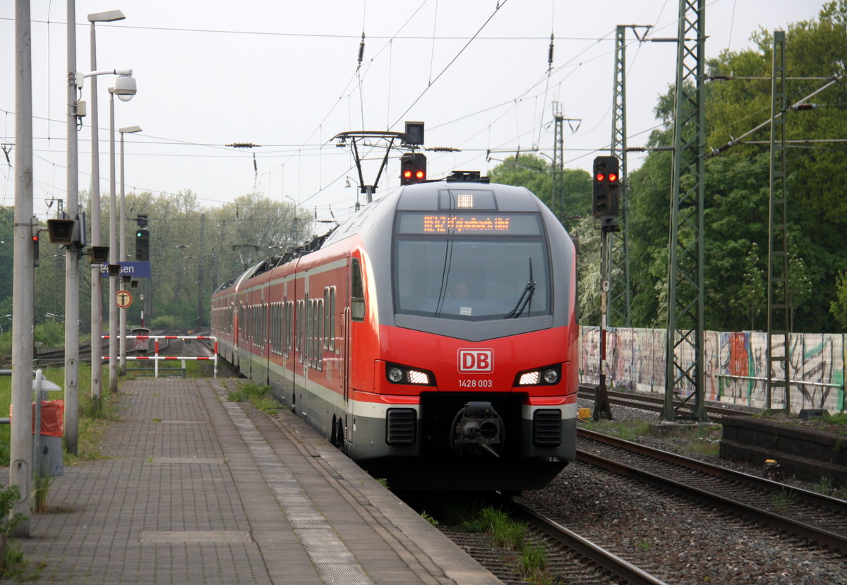 Der RE42 von Münster(Westf)Hbf nach Mönchengladbach-Hbf und kommt aus Richtung Krefeld-Hbf und fährt in Viersen ein und hält in Viersen und fährt in Richtung Mönchengladbach.
Aufgenommen vom Bahnsteig 4 von Viersen. 
Bei Wolken am Abend vom 5.5.2017.
