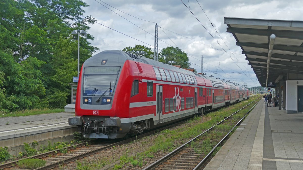 Der RE5 nach Elsterwerda beim Zwischenhalt im Neustrelitzer Hbf.
Aufgenommen im Juli 2020.