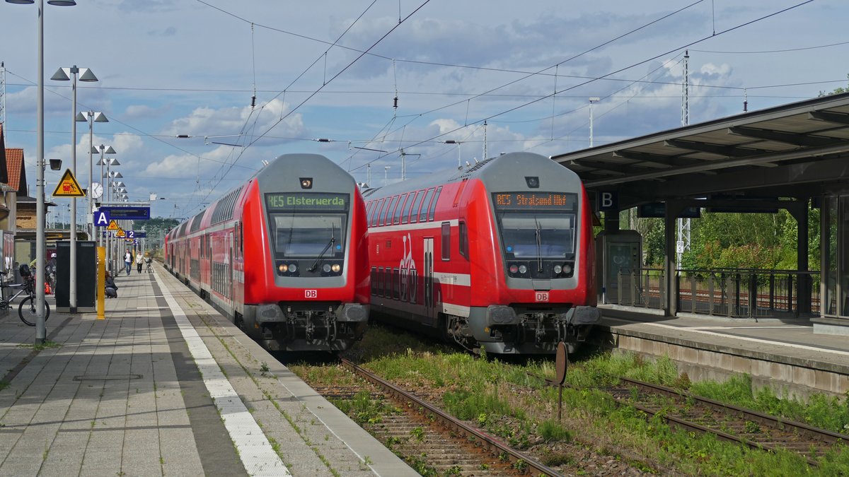 Der RE5 nach Stralsund und der Gegenzug nach Elsterwerda stehen im Neustrelitzer Hbf bereit zur Abfahrt.
Aufgenommen im Juli 2020.