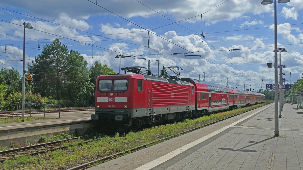 Der RE5 nach Stralsund Hbf, gezogen von 112 123 in Neustrelitz Hbf.
Aufgenommen im Juli 2020.