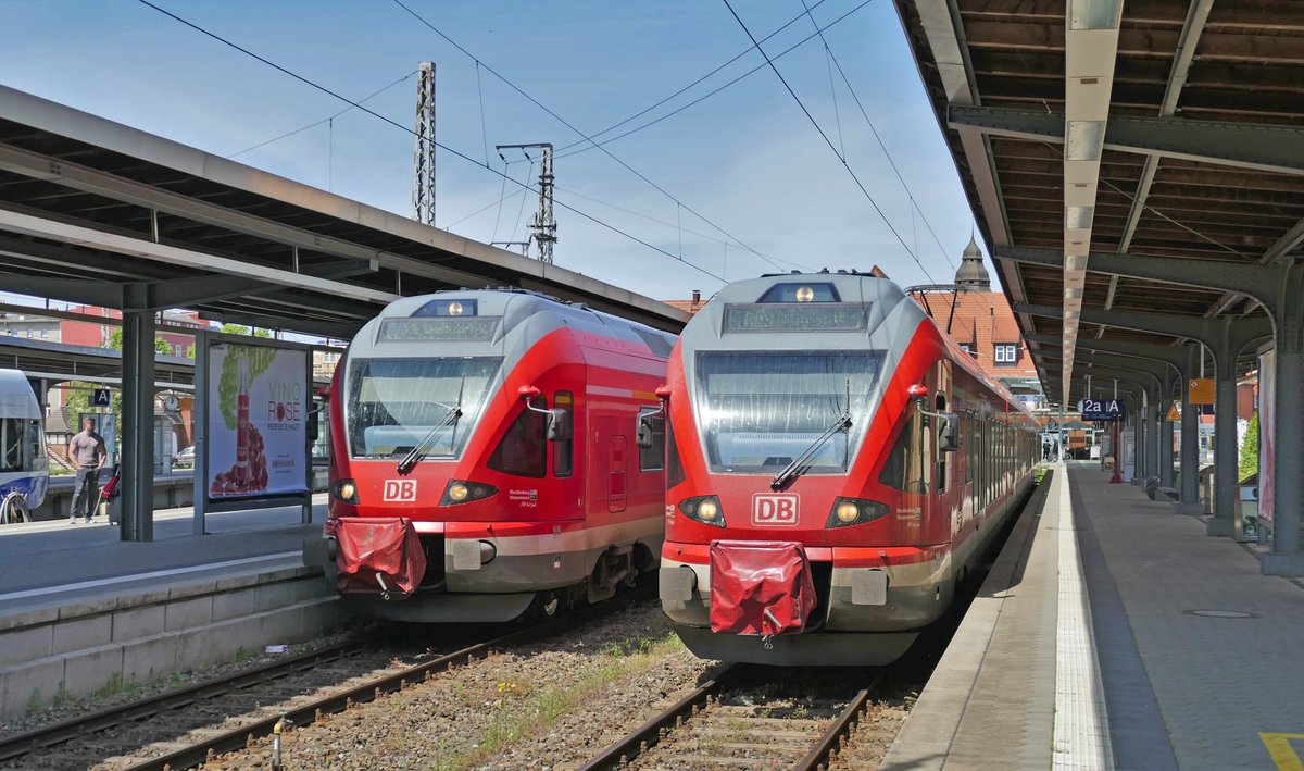 Der RE5 nach Wünsdorf-Waldstadt und der RE9 nach Ostseebad Binz im Stralsunder Hbf.
Aufgenommen im Mai 2018.