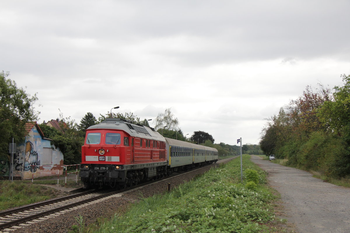 Der RE6 der Mitteldeutschen Regiobahn fährt am 13.09.2019 mit der Zuglok 234 278 durch Großpösna.