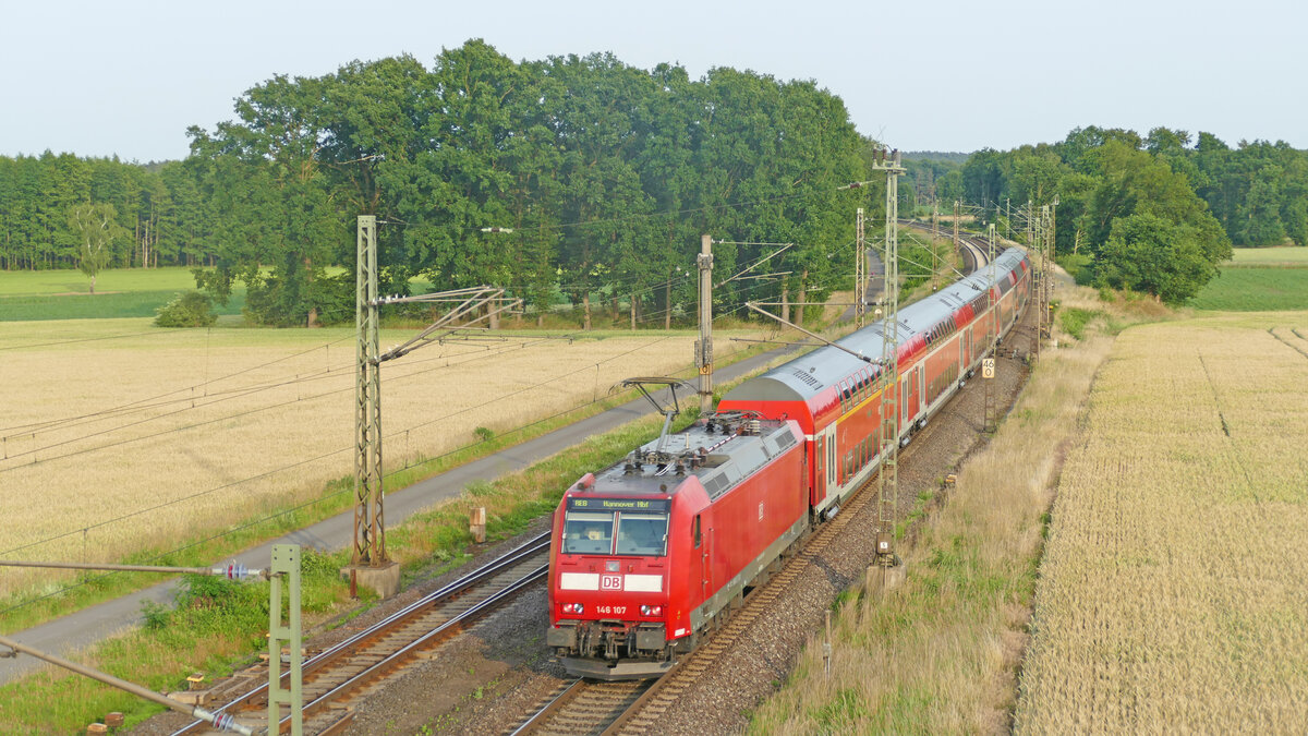 Der RE8 Bremerhaven - Bremen - Hannover der DB Regio Niedersachsen/Bremen kurz nach der Durchfahrt durch den Bahnhof Linsburg (Bahnstrecke Wunstorf b. Hannover - Bremen). Die Garnitur bestand aus 6 Doppelstockwagen (Dosto97, Dosto00, Dosto10) und einer Elektrolokomotive der Baureihe 146.1. Sämtliches Fahrzeugmaterial wurde finanziell durch die LNVG bezuschusst.
Aufgenommen im Juni 2022.