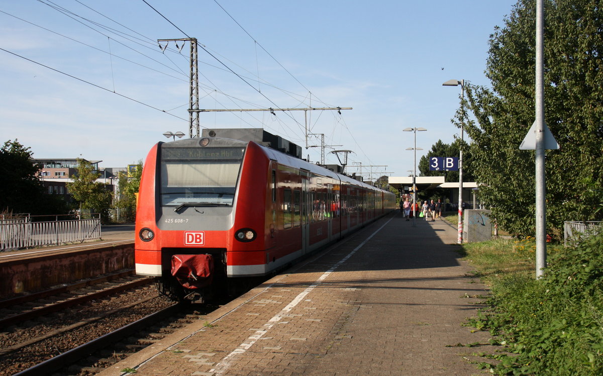 Der RE8 kommt aus Mönchengladbach-Hbf nach Koblenz-Hbf und kommt aus Richtung Mönchengladbach-Hbf und hält in Rheydt-Hbf und fährt dann weiter in Richtung Grevenbroich,Köln. 
Aufgenommen vom Bahnsteig 3 in Rheydt-Hbf. 
Bei Sommerwetter am Nachmittag vom 10.9.2016.
Und das ist mein 6300tes Bahnbild bei http://WWW.Bahnbilder de.