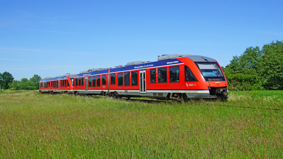 Der RE83 nach Lüneburg zwischen Eutin und Pönitz.
Aufgenommen im Juni 2022.