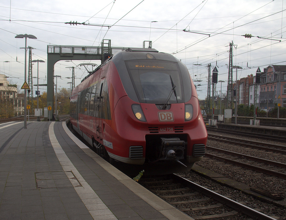 Der RE9 kommt aus Richtung Köln und fährt in Aachen-Hbf ein.
Aufgenommen vom Bahnsteig 2 in Aachen-Hbf.
Am Mittag vom 17.11.2019.