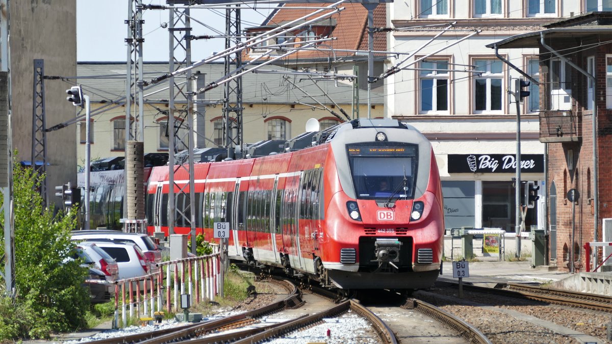 Der RE9 nach Sassnitz bei der Einfahrt in den Stralsunder Hbf. Normalerweise fuhren dort FLIRT, heute fahren Siemens Desiro Mainline der ODEG.
Aufgenommen im Mai 2018.