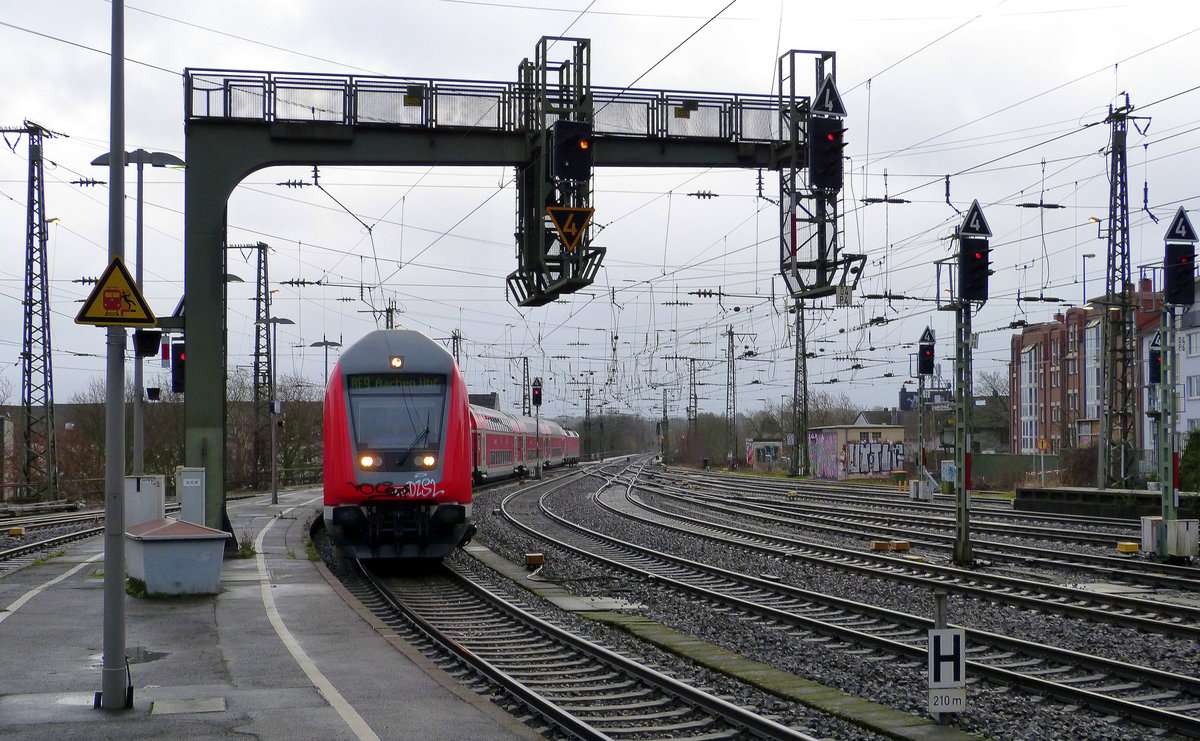 Der RE9 von Siegen-Hbf nach Aachen-Hbf und kommt aus Richtung Köln und fährt in Aachen-Hbf ein.
Aufgenommen vom Bahnsteig 2 vom Aachen-Hbf.
Bei Regenwetter am Morgen vom 31.1.2018. 